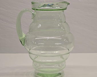 ヴィンテージ ウランガラス ピッチャーとガラスセット - 紫外線下で