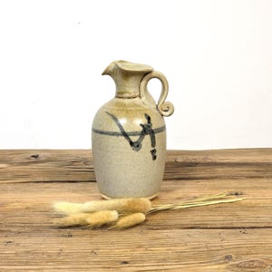 Vintage keramische kan, met de hand gemaakt.  Beige, bruin en zwart glazuur, studioaardewerk, handgedraaid aardewerk.