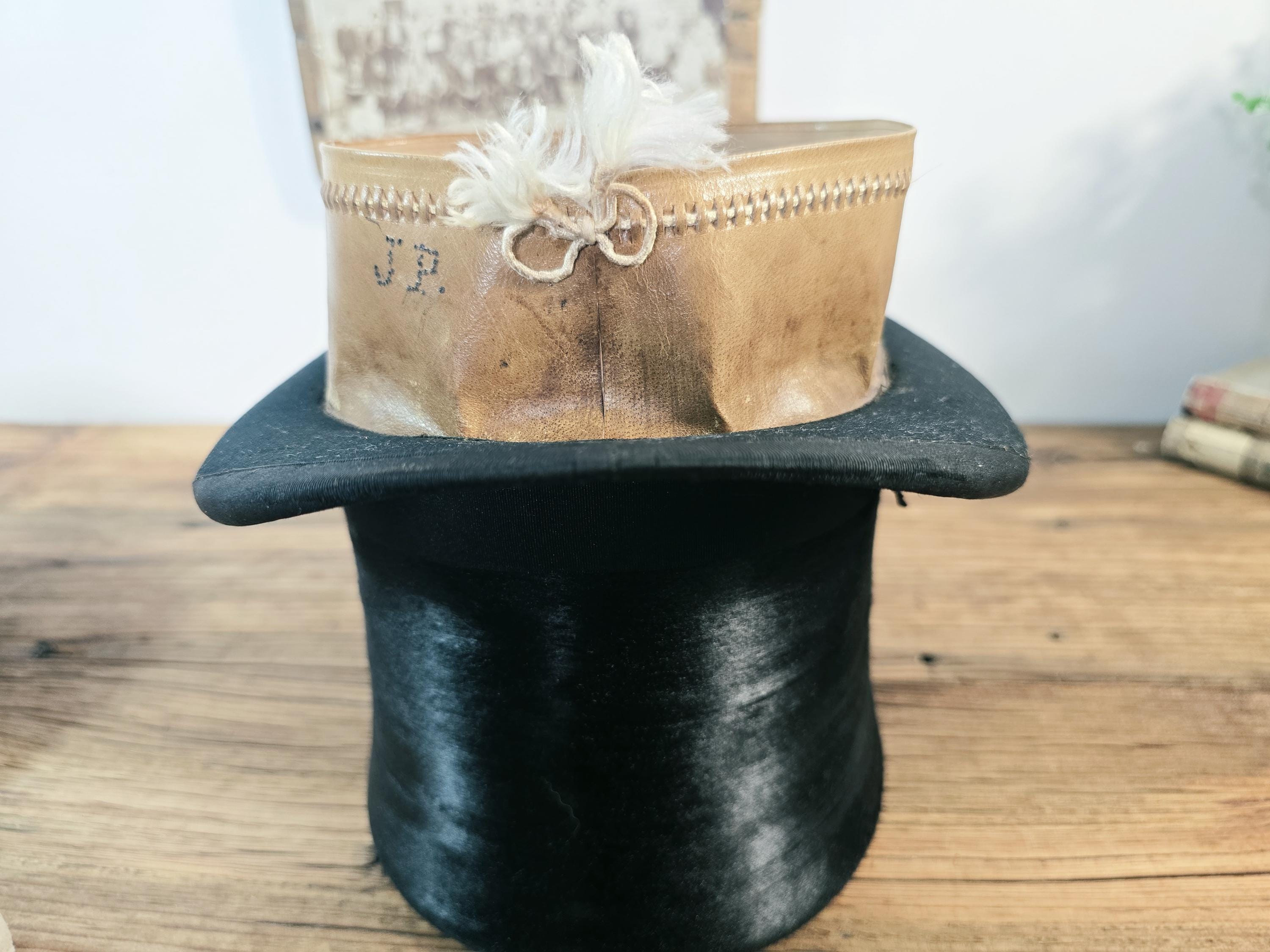 アンティーク雑貨 Old Elegant Hat Antique Silk Plush Top Hat With Leather Case Victorian 19th