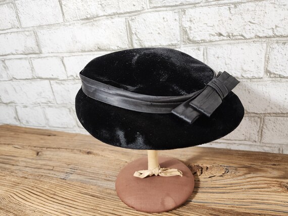 Vintage Black Velvet Tilt Hat 1940s 1950s Satin Bow Hat  display picture 2
