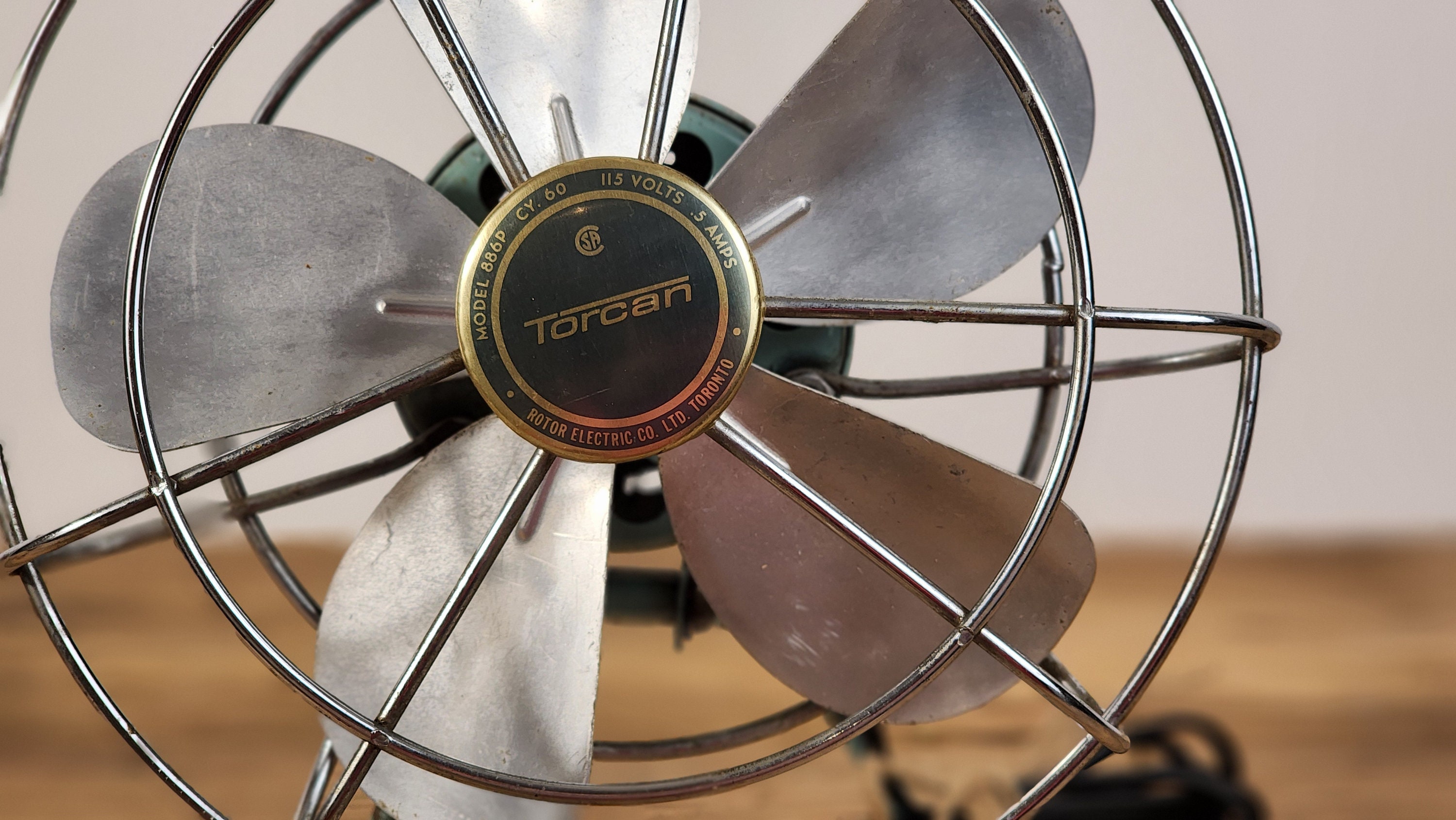 ヴィンテージ Torcan レトロ扇風機 886P-4 / カナダ製 インテリア ヴィンテージ 1950 年代 Torcan 5 ブレード デスクファン – モデル