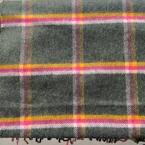 100% cashmere scarf green and pink, warm and delicate