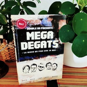 Könnte beinhalten: Ein schwarzer und weißer Buchumschlag mit dem Titel "MEGA DEGATS" in großen weißen Buchstaben. Der Untertitel lautet "LE MIEUX DU PIRE SUR 10 ANS". Am unteren Rand des Umschlags befinden sich fünf kleine Schwarzweißbilder von Personen.