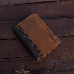 Capa de passaporte de couro genuíno com compartimentos para cartão | Carteira de viagem fina para homens e mulheres | Design Spitfire elegante