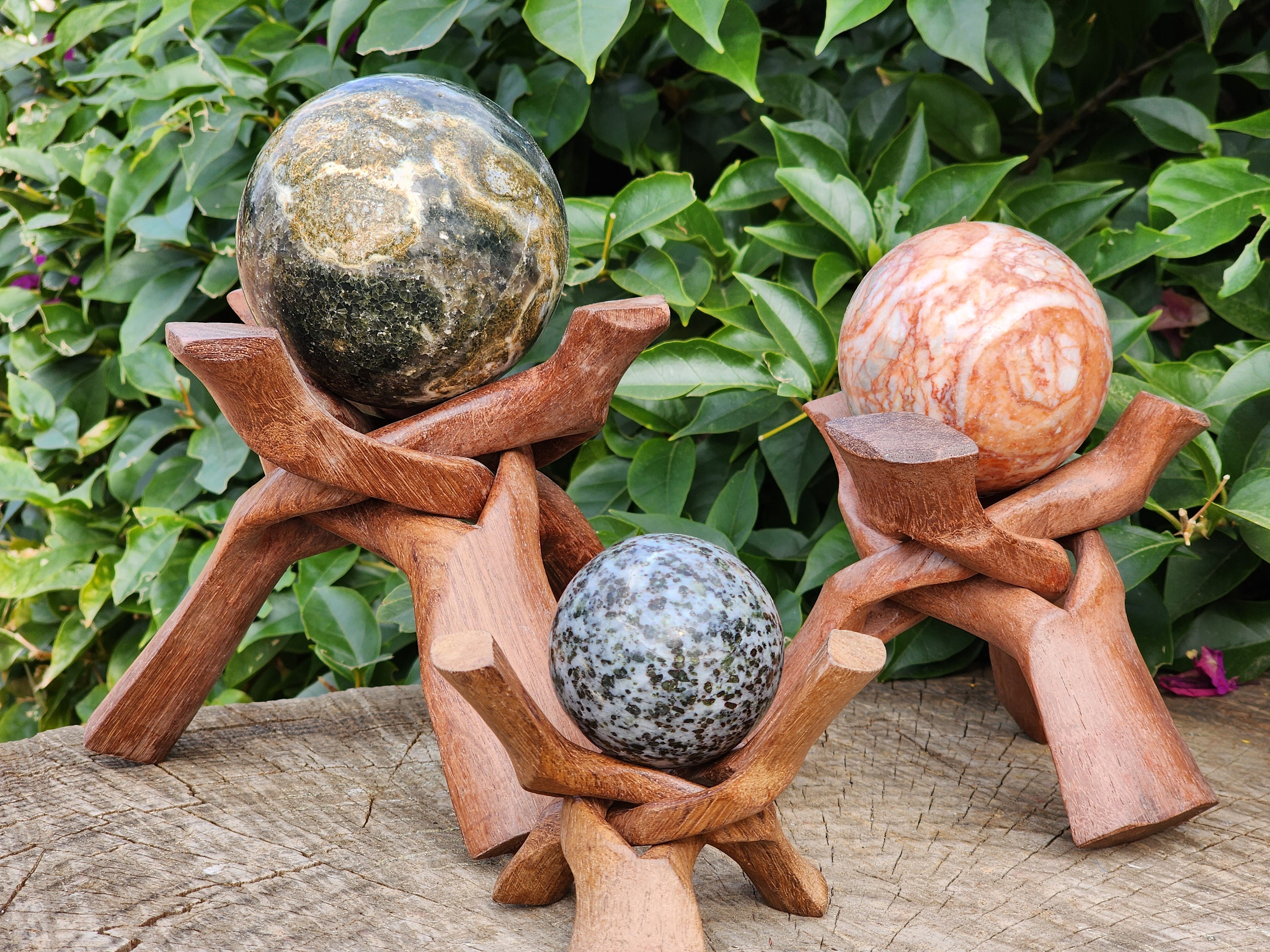 Vrinda Treppiede In Legno Per Conchiglie Abalone E Sfere Di Cristallo – 15,2 Cm – Fatto A Mano In India