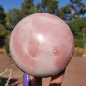 Orbe sphérique en cristal opale rose | 444 grammes | 67 mm l 1 lb 1 oz image 2