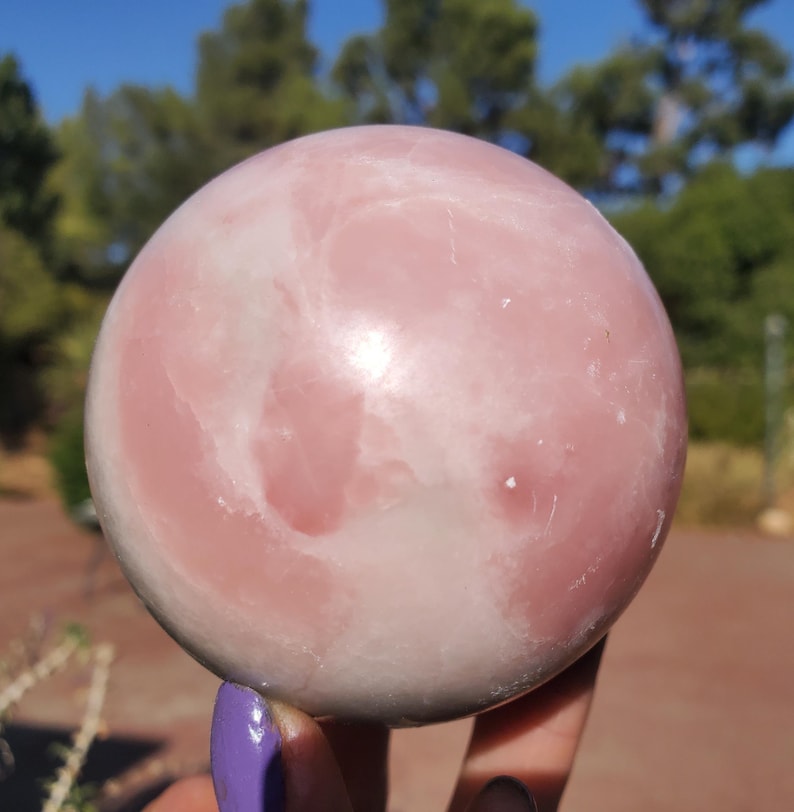 Orbe sphérique en cristal opale rose | 444 grammes | 67 mm l 1 lb 1 oz image 2