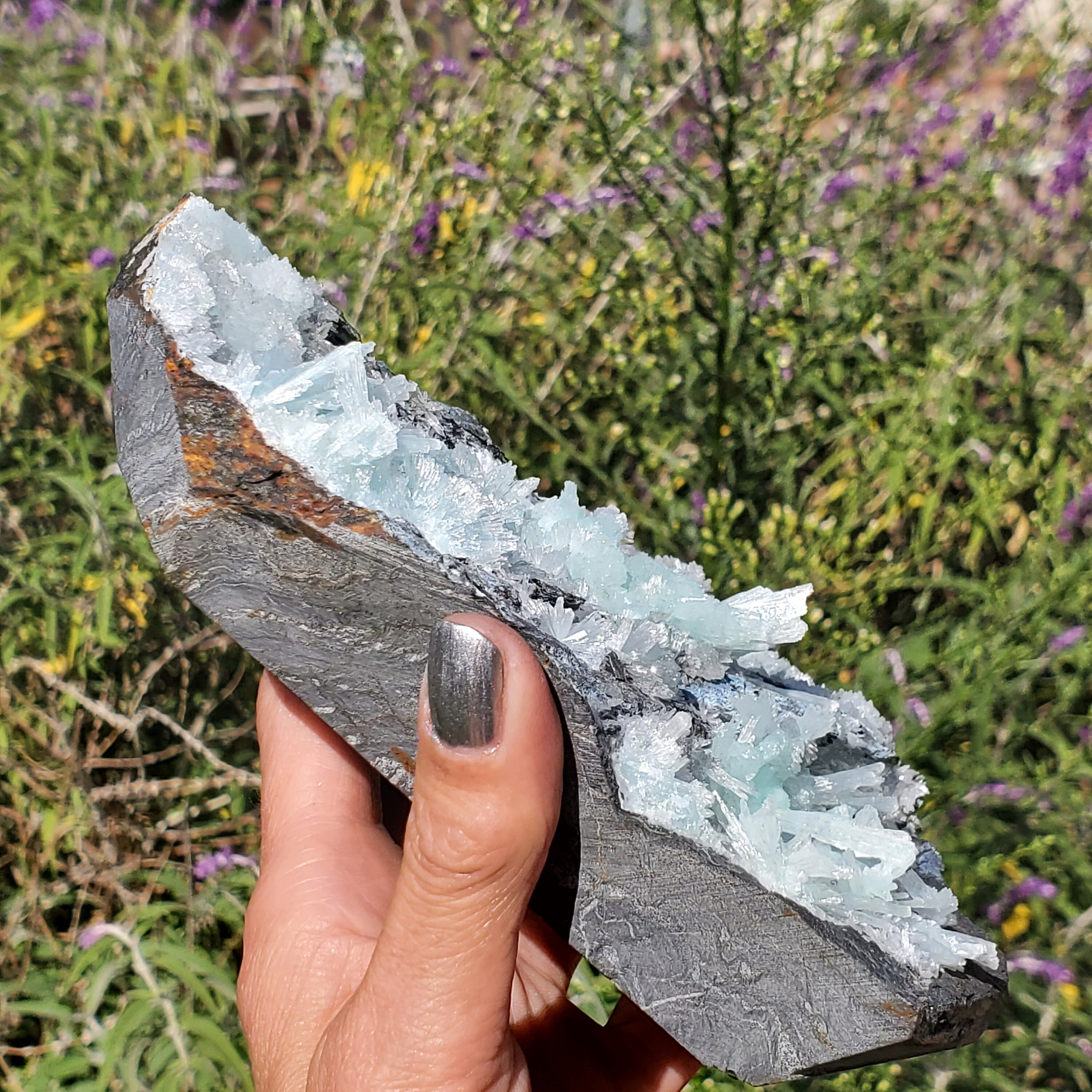 マトリックス上の大きなアラゴナイトソフトブルーキャビネット標本