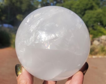 Sphère de cristal de calcite blanche à reflets arc-en-ciel | 1000 grammes | 91 mm