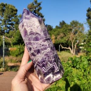 Punta de torre de cristal con patrón de chevrón de amatista púrpura Dream / 1020 gramos