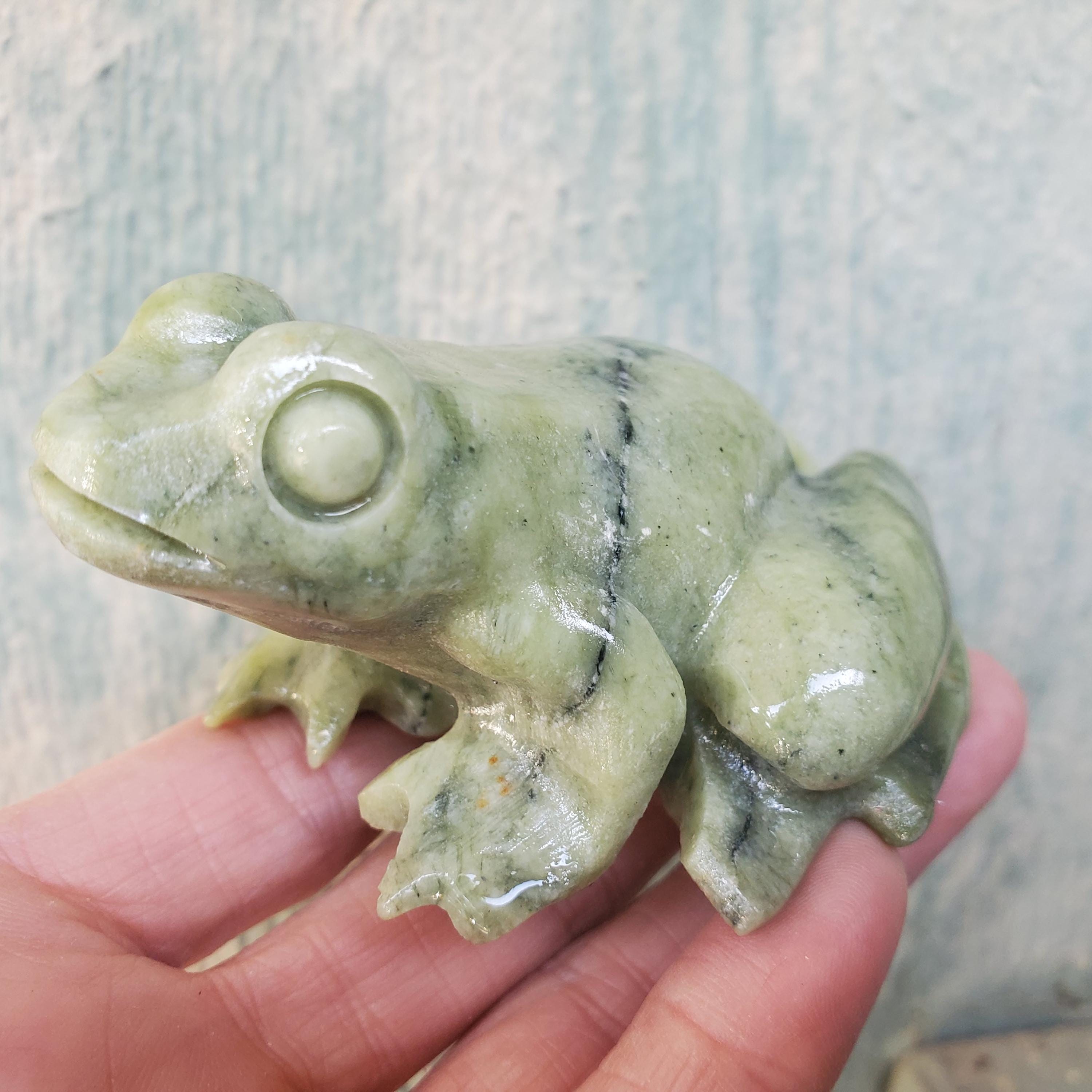 蛇紋石/緑白翡翠の手彫り水晶カエルの置物彫刻 170グラム - Etsy 日本