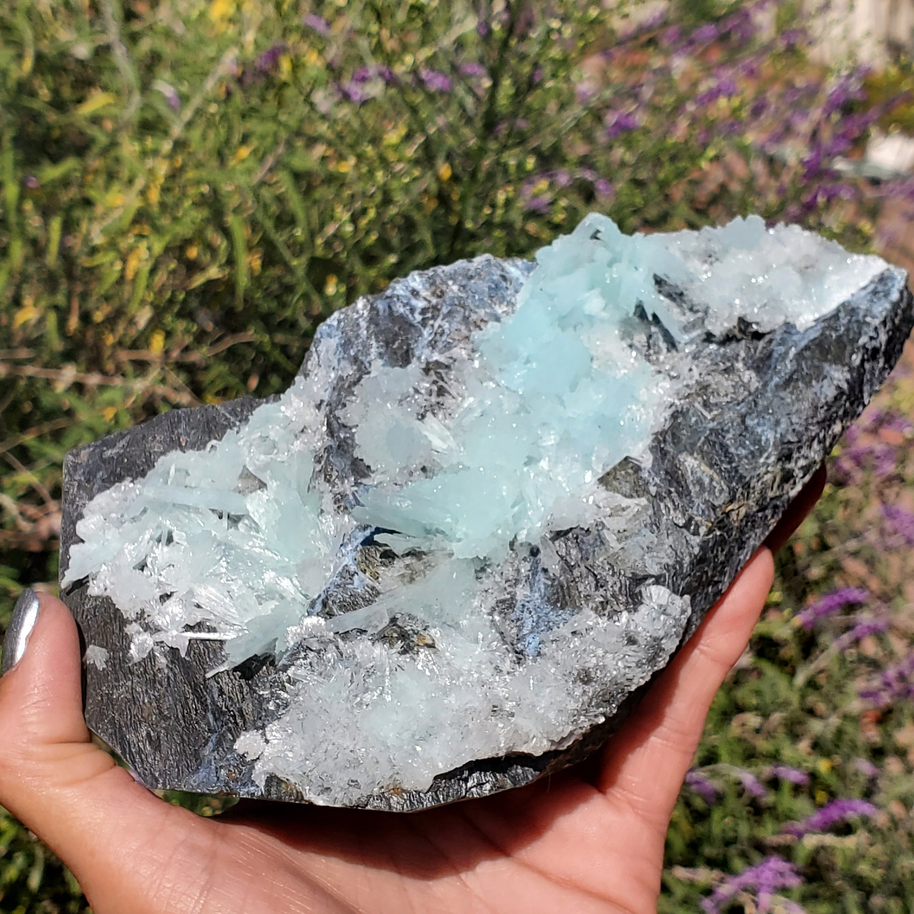 マトリックス上の大きなアラゴナイトソフトブルーキャビネット標本