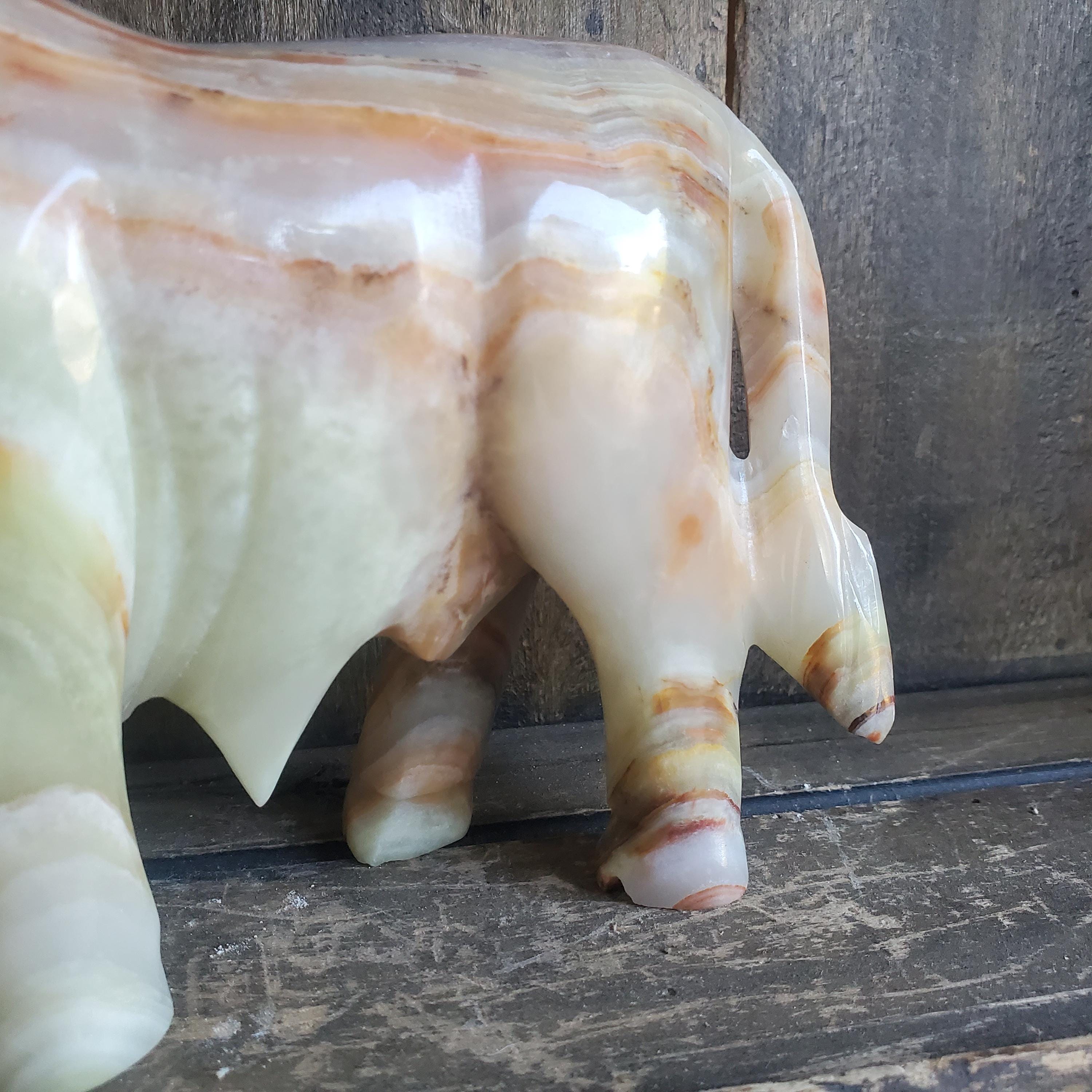 3ポンド以上のグリーンオニキス製大型雄牛の手作り彫刻クリスタル置物