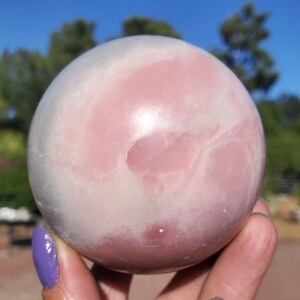 Orbe sphérique en cristal opale rose | 444 grammes | 67 mm l 1 lb 1 oz image 7