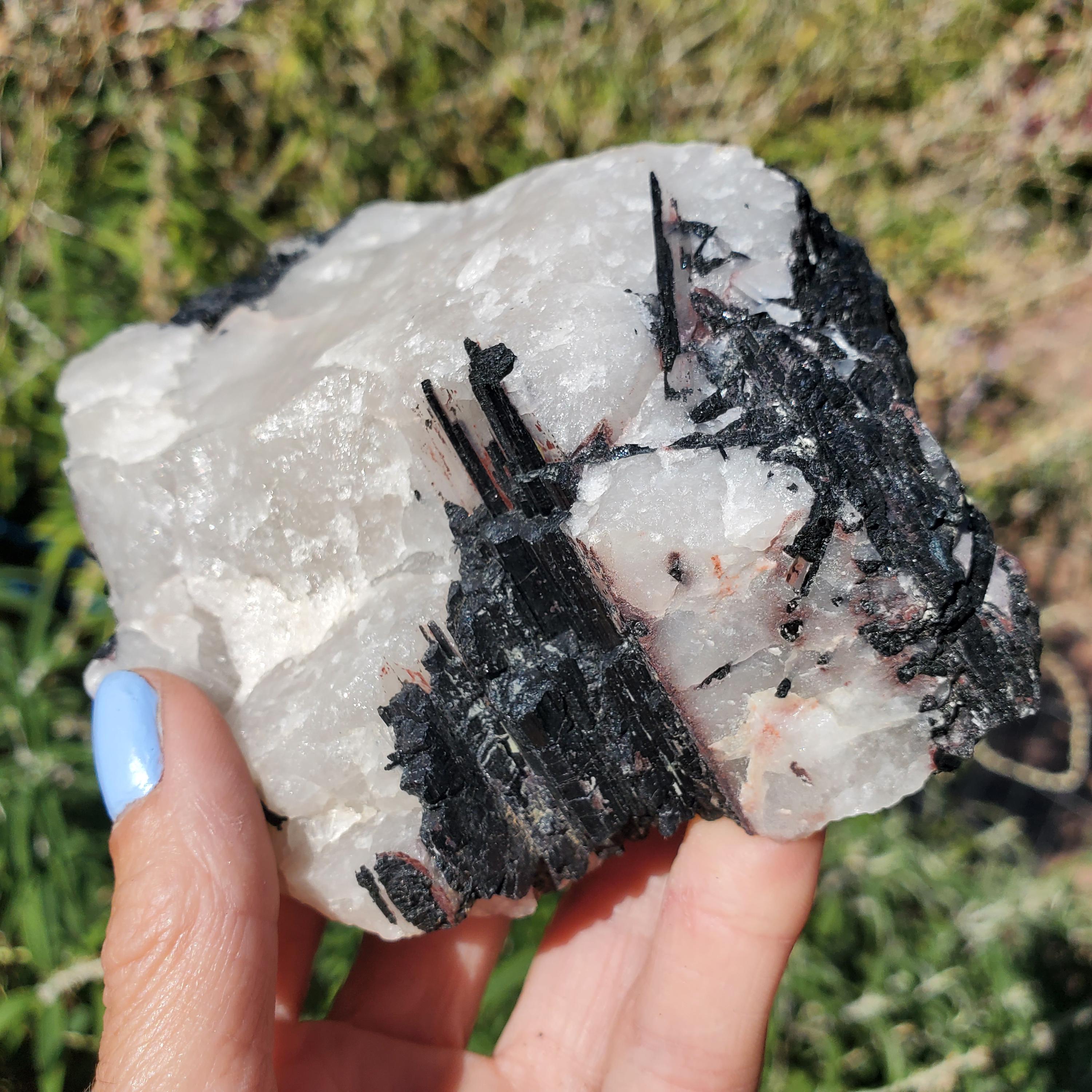 トルマリンページ ブラックトルマリン入りクォーツ | ホワイトクォーツマトリックス上の