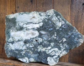Lastra di cristallo di agata muschiata druzy verde, blu e bianca, da esposizione, peso superiore a 5 libbre (2490 grammi).