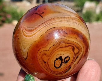 Sardonyx gestreepte agaat Madagaskar gepolijste kristallen bol | 118 gram