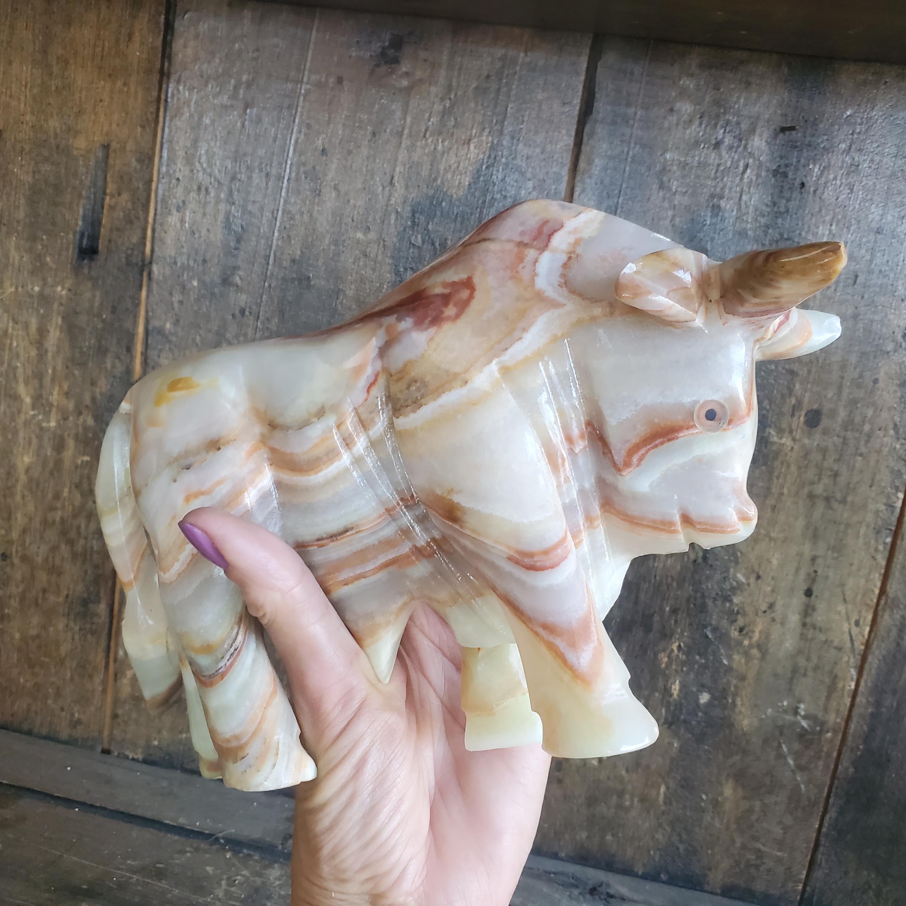 3ポンド以上のグリーンオニキス製大型雄牛の手作り彫刻クリスタル置物