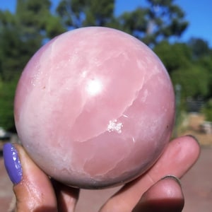 Orbe sphérique en cristal opale rose | 444 grammes | 67 mm l 1 lb 1 oz image 1