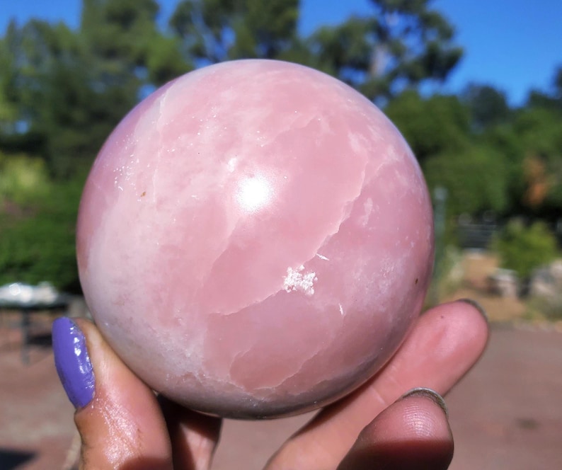 Orbe sphérique en cristal opale rose | 444 grammes | 67 mm l 1 lb 1 oz image 1