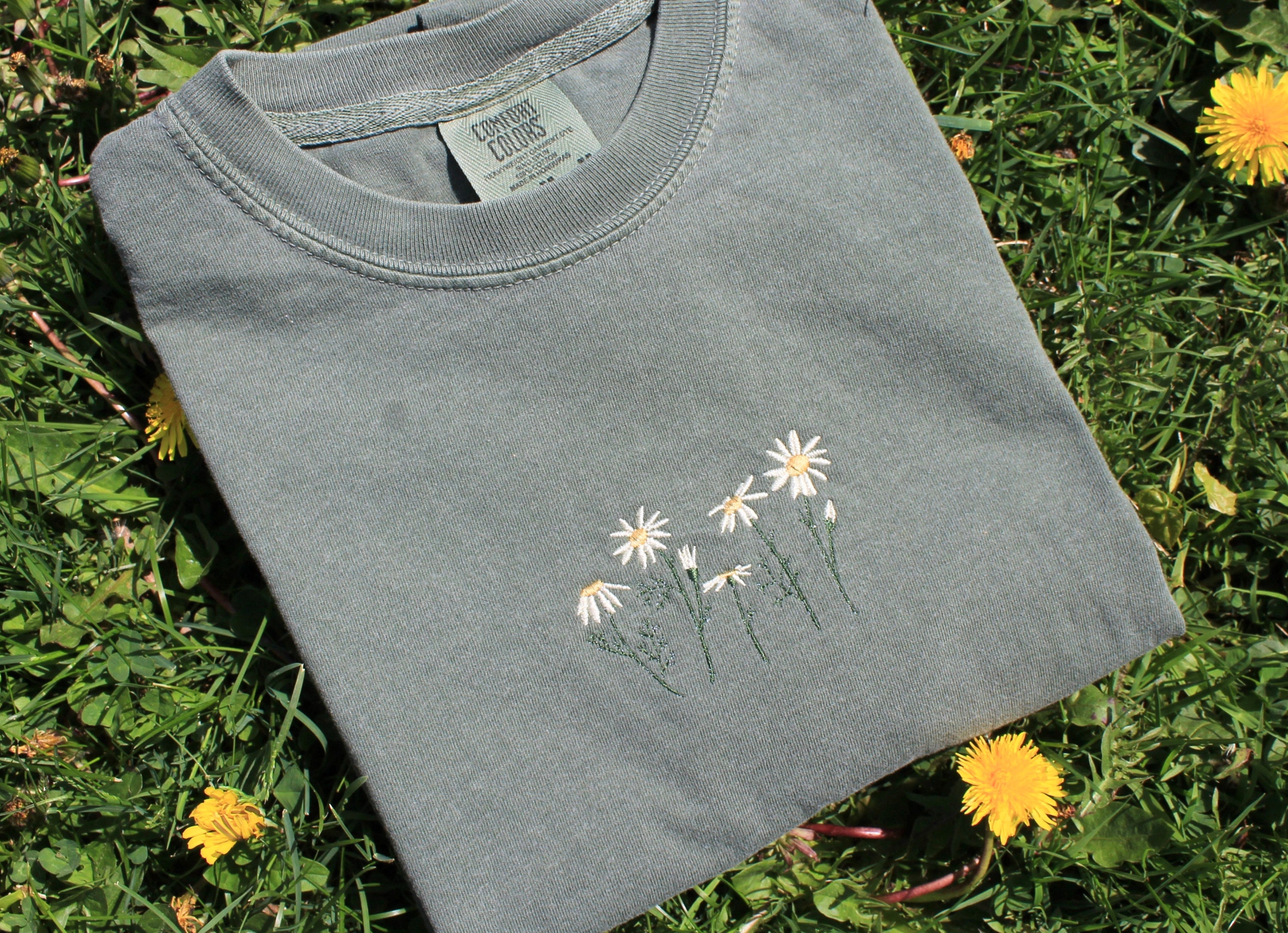 Embroidered Daisy T-shirt Comfort Colors Tee Minimalist - Etsy