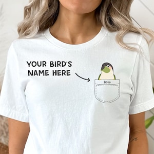 Personalisiertes Pocket Birb T-Shirt - Grüne Wange Conure | kundenspezifisches Haustier-Namenshemd, zufriedenes Conure-Geschenk, personalisiertes Vogel-T-Shirt