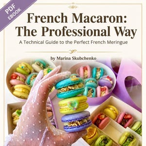 Può includere: Copertina di un ebook intitolato "French Macaron: The Professional Way" con il sottotitolo "A Technical Guide to the Perfect French Meringue". L'immagine presenta colorati macarons in scatole e impilati, con una mano che tiene una pila di tre macarons.