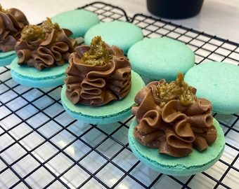 Dubai chokladmacarons med Kataifi, professionellt recept i PDF-format. Steg-för-steg. Recept på macarons. Detaljerat recept + tekniskt blad.