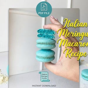 Può includere: Una pila di tre macaron blu brillante, con quello superiore tagliato a metà per mostrare la consistenza interna. Il testo recita Italian Meringue Macarons Recipe, PDF FILE e Digital Recipe Guide. I macaron sono di colore azzurro.