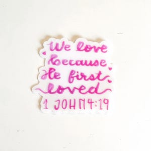 Hield van doorzichtige vinyl sticker waterfles met letters op Faith Journal