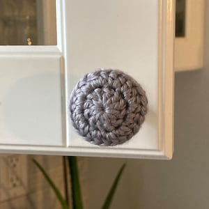 MINI kastdeurknopafdekking | Minimalistische, handgemaakte gehaakte muurbeschermer voor ronde handgrepen van 1- 1,25 inch voor lades en lades