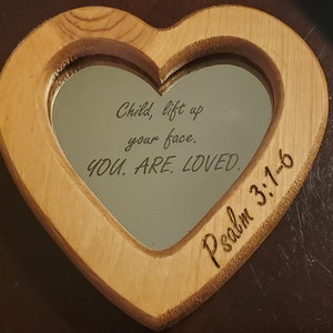 カスタムミラーハートと木製フレーム（聖書の一節または愛する人へのメッセージ）