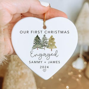 Adorno navideño de cerámica para regalar, adorno navideño de compromiso, adorno para parejas, adorno personalizado para la primera Navidad de un comprometido.
