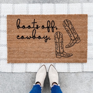 Felpudo vaquero "Boots Off", decoración de rancho, felpudo de estilo western, decoración de vaquera costera, felpudo de Texas, felpudo de bienvenida de rancho, ¡Quítate las botas!