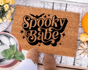 Spooky Babe, Cute Halloween Doormat, Cute Halloween Decor, Halloween Dorm Decor, Halloween Decorations, Halloween Home Decor, Fall Doormat