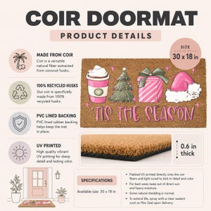 Op de afbeelding: Een rechthoekige kokosmat van 76,2 bij 45,7 cm en 1,5 cm dik. De mat is voorzien van een afbeelding van een roze koffiebeker, een kerstboom, een roze cadeau en een roze kerstmuts, met de tekst 'TIS THE SEASON.' in roze letters.