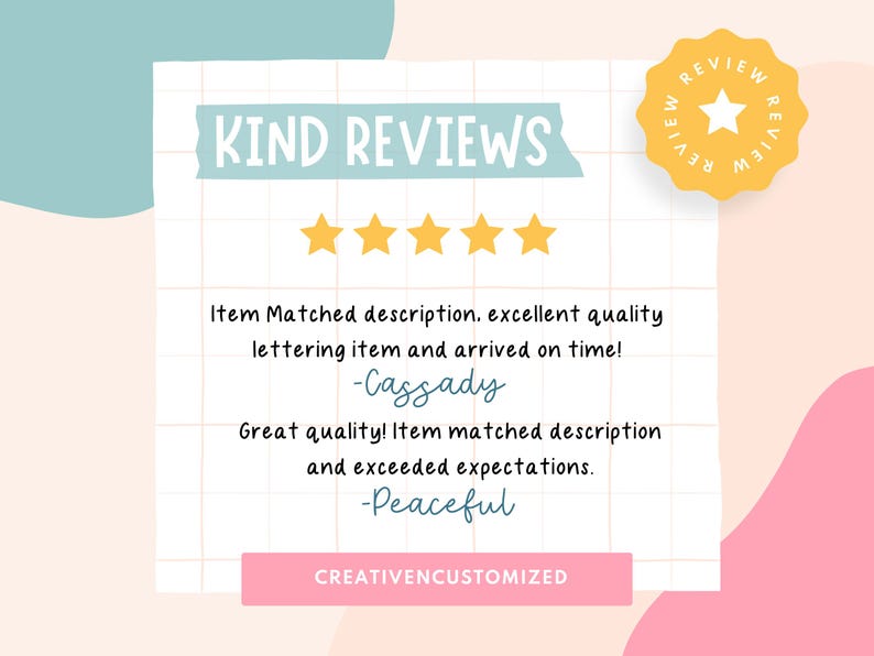 Op de afbeelding: Een vierkante afbeelding met de tekst KIND REVIEWS in het wit op een blauwe banner, vijf gele sterren en twee klantbeoordelingen van Cassady en Peaceful. Onderaan staat een roze banner met de tekst CREATIVENCUSTOMIZED.
