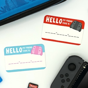 Op de afbeelding: Twee printbare kaarten met een Nintendo Switch-ontwerp. De kaarten zeggen "Hallo, mijn vriendcode is" en hebben een lege ruimte om een vriendcode in te vullen. Eén kaart is rood en de andere is blauw.