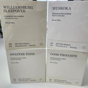 K&ouml;nnte beinhalten: Vier wei&szlig;e Boxen, die &uuml;bereinander gestapelt sind. Jede Box hat einen anderen Namen, der auf der Vorderseite aufgedruckt ist: Williamsburg Sleepover, Muskoka, Sweeter Tings und Good Thoughts. Jede Box ist eine Duftkerze mit 10,5 Unzen (297 Gramm). Auf der Unterseite jeder Box ist der Text "Better World Fragrance / House" aufgedruckt.