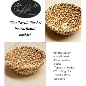 Może przedstawiać: Zbliżenie na koszyk z igieł sosnowych w naturalnym brązowym i beżowym kolorze. Koszyk jest pleciony z igieł sosnowych i rafii. Obraz zawiera tekst "Pine Needle Basket instructional booklet".