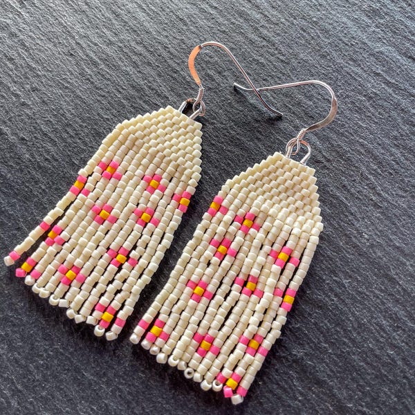 Pendientes de flecos con cuentas: margarita rosa, plata de ley, joyería bohemia