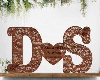Könnte beinhalten: Ein hölzernes D & S Hochzeitsgästebuch-Schild mit einem Herz in der Mitte. Das Schild ist mit floralen Akzenten verziert und trägt die Namen Daniel & Stella Williams sowie das Datum 8. Oktober 2022.