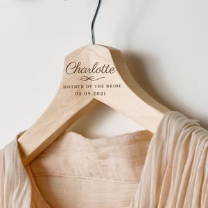 Spersonalizowany drewniany wieszak na ciężkie ubrania, grawerowana suknia ślubna/ślubna dla druhny, upominek dla druhny/prezent z okazji Dnia Matki/Dnia Ojca