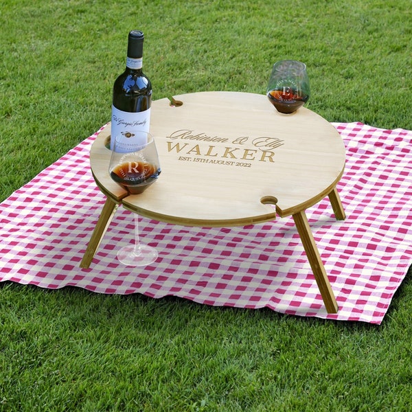 Gepersonaliseerde bamboe 4 personen picknick ronde tafel & kristallen wijnglazen, gegraveerde kaasplateau schotel, camping, jubileum housewarming cadeau