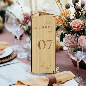 Gepersonaliseerde driebladige multiplex bruiloft nummer programma tafel teken, gegraveerd aangepaste rustieke middelpunt plaque menu houder ceremonie evenement bewegwijzering