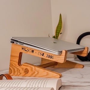 Elevador/portátil portátil de madera personalizado, soporte de madera para Macbook/organizador de oficina grabado personalizado/trabajo desde casa - 12-15,6"