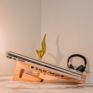 Elevador / portátil de madera portátil personalizado, soporte de soporte de madera para Macbook / organizador de escritorio de oficina de madera grabado personalizado - 12-15,6 pulgadas