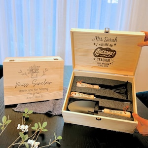 Set personalizzato di 3 attrezzi da giardino e scatola di legno con incisione personalizzata, insegnante, anniversario, inaugurazione della casa, matrimonio, compleanno, regalo di Natale di mamma papà