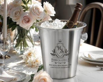 Cubitera de champán personalizada de acero mate, con logotipo grabado a medida. Ideal como regalo para inauguración de casa, boda, compromiso o Navidad.