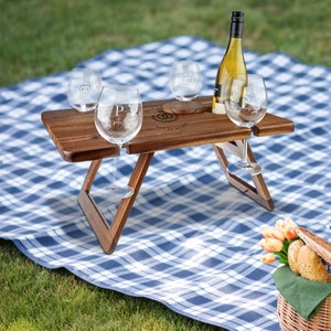 Viaje de acacia de madera portátil plegable personalizado 4 personas mesa de picnic y copas de vino de cristal, boda grabada personalizada, regalo de inauguración de la casa